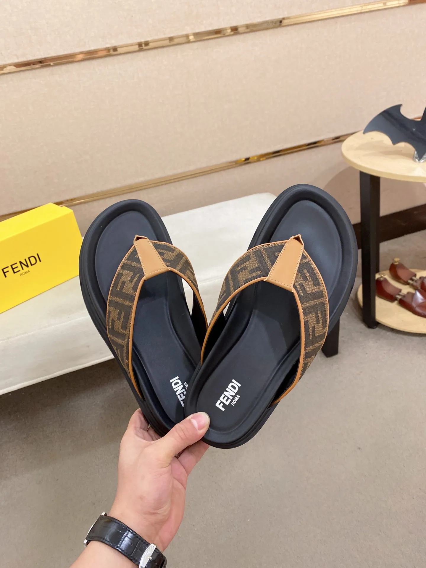 Factory price: 320💰 [Fendi Slippers] High-end brand of men's shoes, official website 1:1 latest masterpiece: original mold customization, the fabric is made of imported original materials, upgraded outsole, lighter and non-slip. The market's top quality, simple yet tasteful, a must-have for fashionistas, fashionable at your feet, full of confidence, the same style at the counter 👍The season of summer slippers is here. Code: 38-44 (45 is custom-made and cannot be returned or exchanged)
